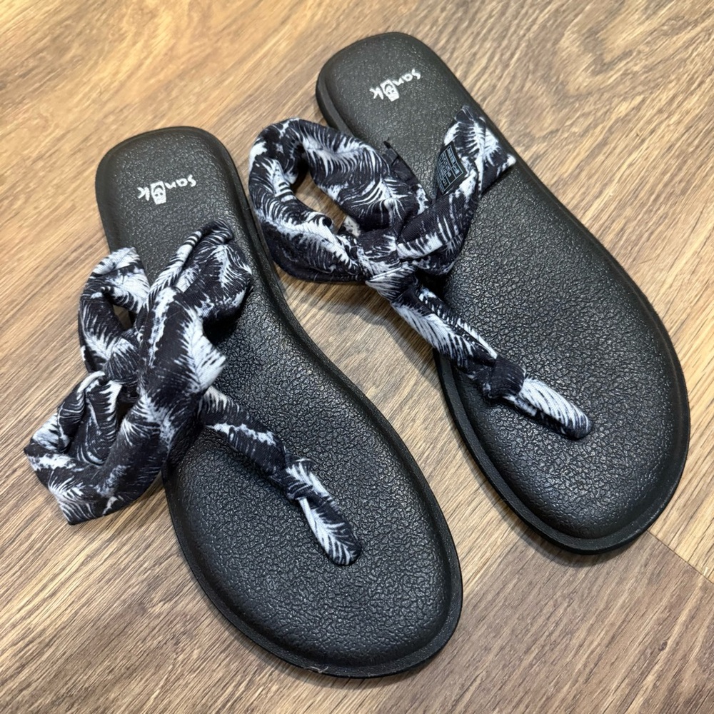 Sanuk Women’s Yoga Sling Ella Sandals in Black Hazy Palms